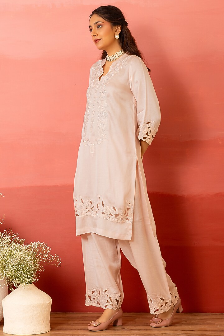 Peach Linen Satin Resham Embroidered Kurta Set by Charu Makkar at Pernia's Pop Up Shop