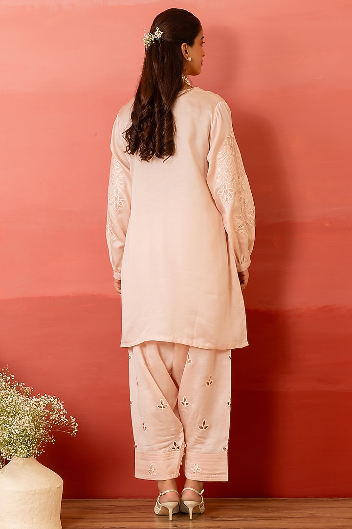 Peach Linen Satin Resham Embroidered Kurta Set by Charu Makkar at Pernia's Pop Up Shop