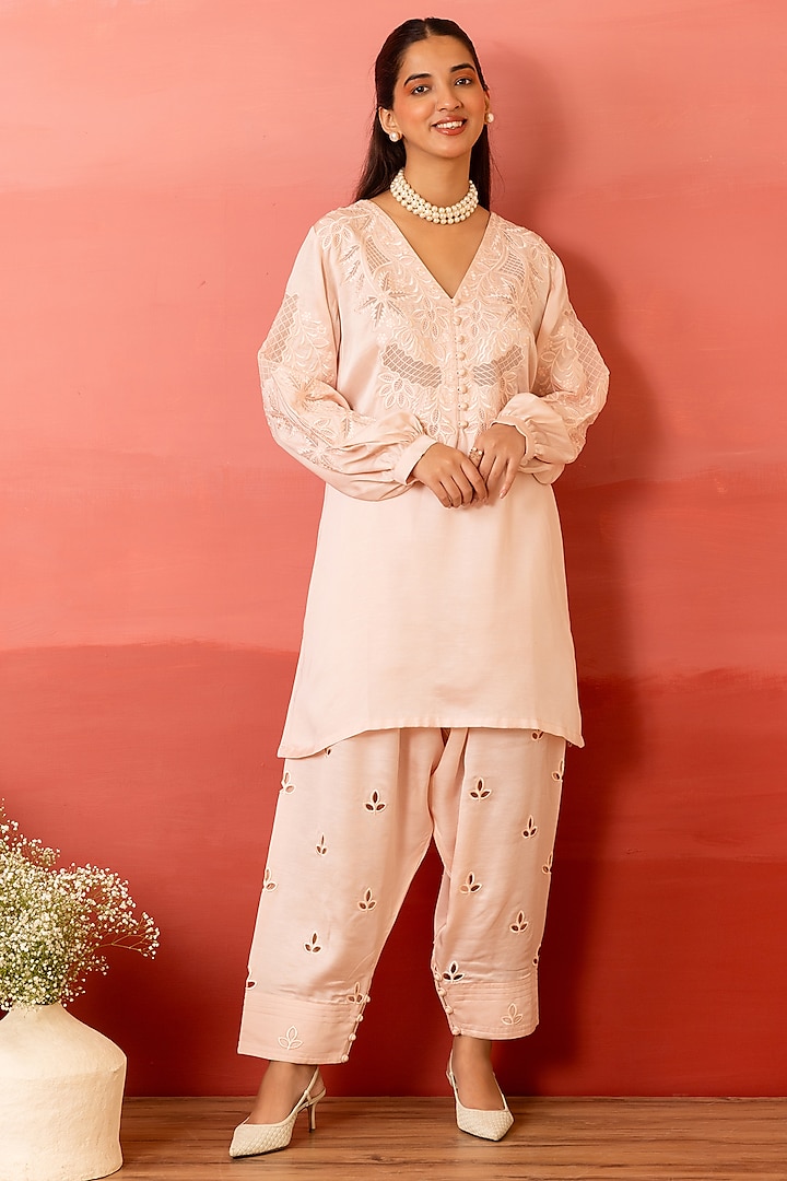 Peach Linen Satin Resham Embroidered Kurta Set by Charu Makkar at Pernia's Pop Up Shop