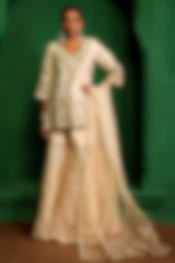 Pearl-Colored Organza Gharara Set by Charu Makkar at Pernia's Pop Up Shop