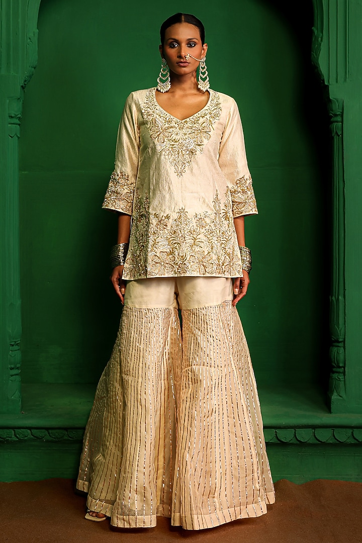 Pearl-Colored  Organza Gharara Set by Charu Makkar at Pernia's Pop Up Shop
