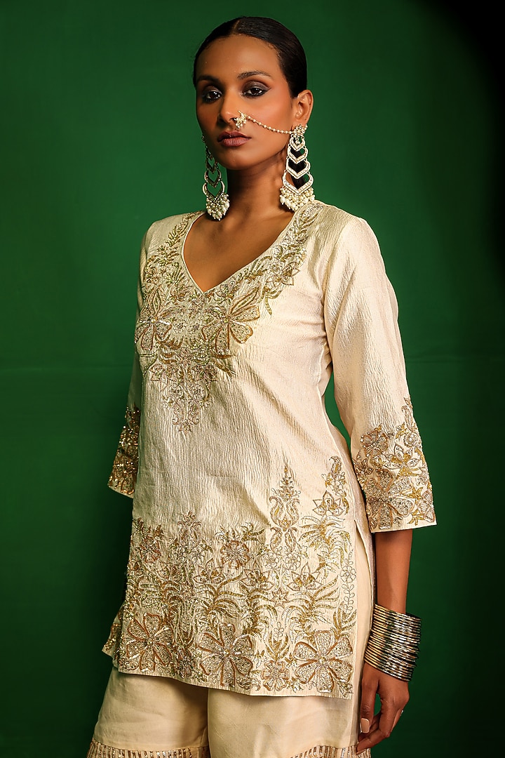 Pearl-Colored  Organza Gharara Set by Charu Makkar at Pernia's Pop Up Shop