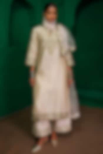 Pearl-Colored Silk Chanderi Applique Embroidered Kurta Set by Charu Makkar at Pernia's Pop Up Shop