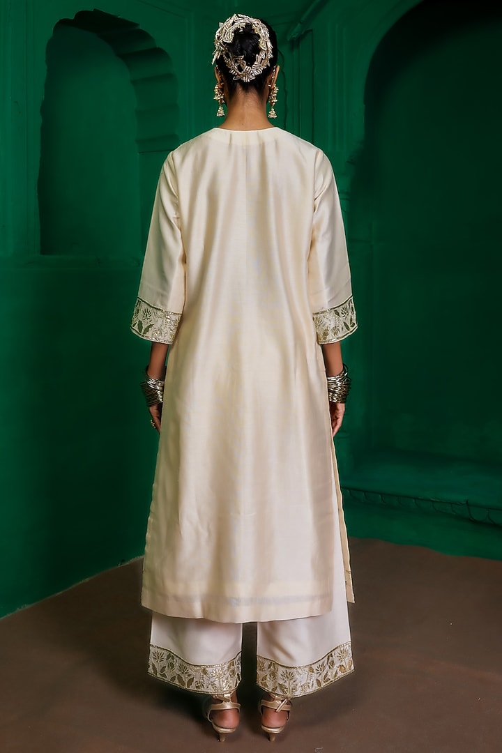 Pearl-Colored Silk Chanderi Applique Embroidered Kurta Set by Charu Makkar at Pernia's Pop Up Shop