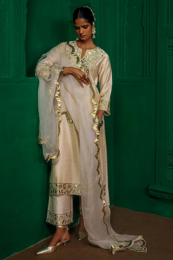 Pearl-Colored Silk Chanderi Applique Embroidered Kurta Set by Charu Makkar at Pernia's Pop Up Shop