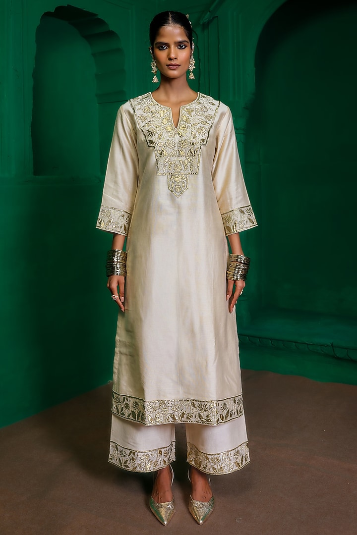 Pearl-Colored Silk Chanderi Applique Embroidered Kurta Set by Charu Makkar at Pernia's Pop Up Shop