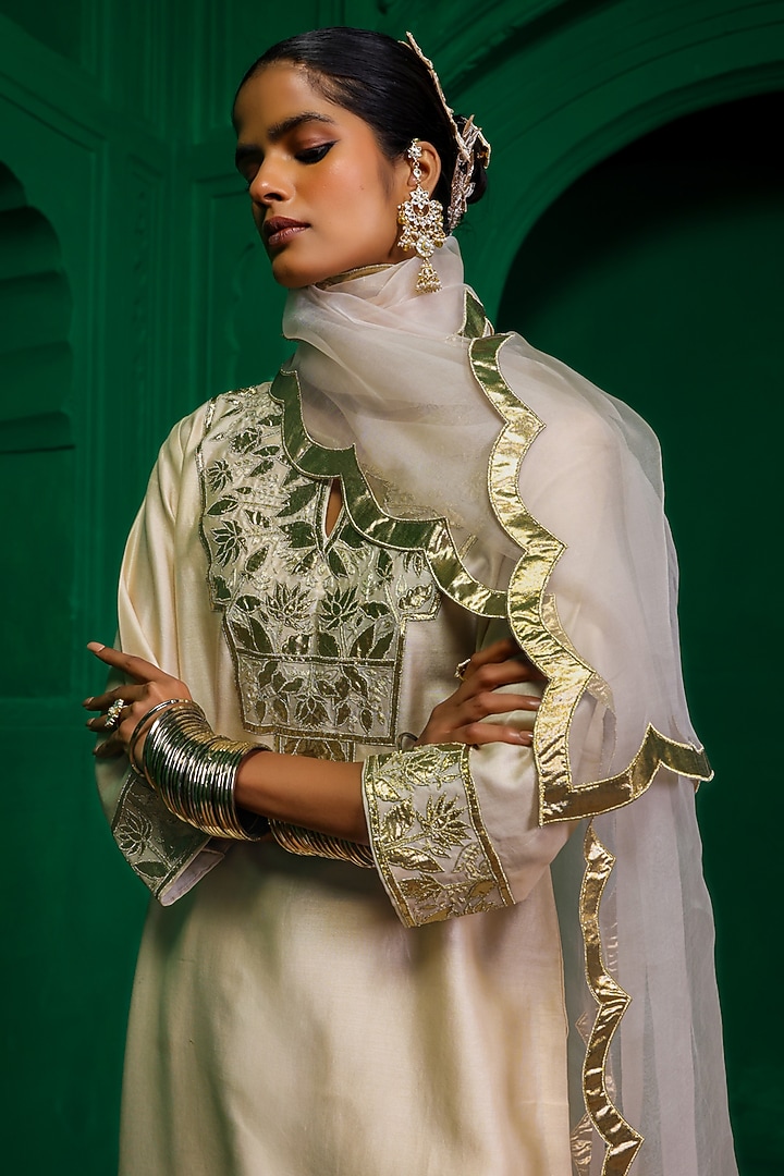 Pearl-Colored Silk Chanderi Applique Embroidered Kurta Set by Charu Makkar at Pernia's Pop Up Shop