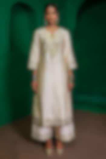 Pearl-Colored Silk Chanderi Applique Embroidered Kurta Set by Charu Makkar at Pernia's Pop Up Shop