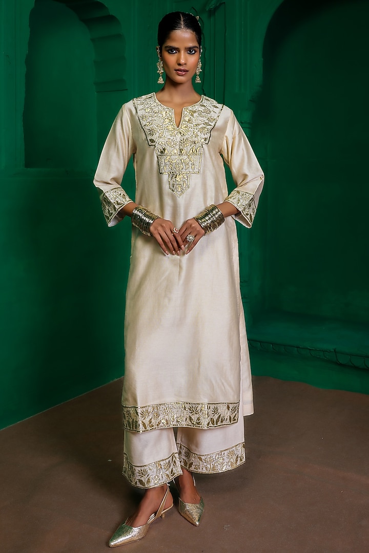 Pearl-Colored Silk Chanderi Applique Embroidered Kurta Set by Charu Makkar at Pernia's Pop Up Shop