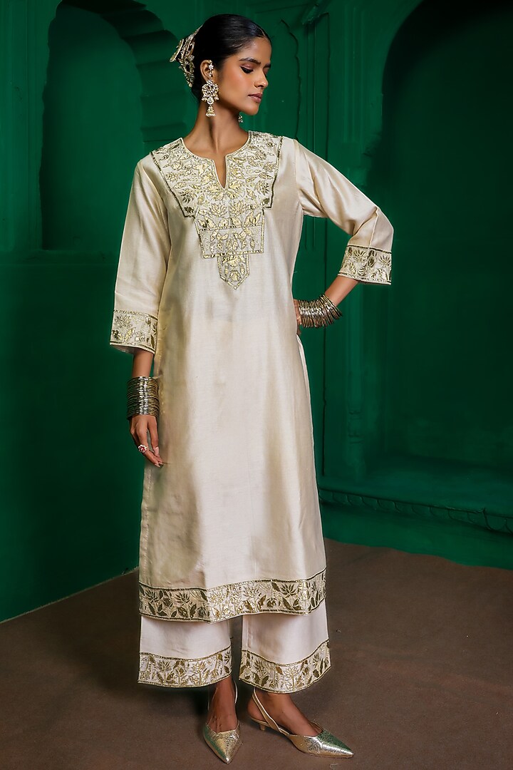 Pearl-Colored Silk Chanderi Applique Embroidered Kurta Set by Charu Makkar at Pernia's Pop Up Shop