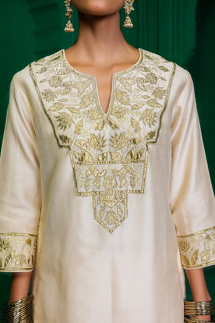 Pearl-Colored Silk Chanderi Applique Embroidered Kurta Set by Charu Makkar at Pernia's Pop Up Shop