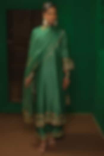 Forest Green Silk Chanderi Aari Embroidered Kurta Set by Charu Makkar at Pernia's Pop Up Shop