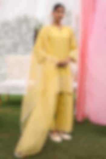 Yellow Silk Chanderi Dori Work Kurta Set by Charu Makkar at Pernia's Pop Up Shop