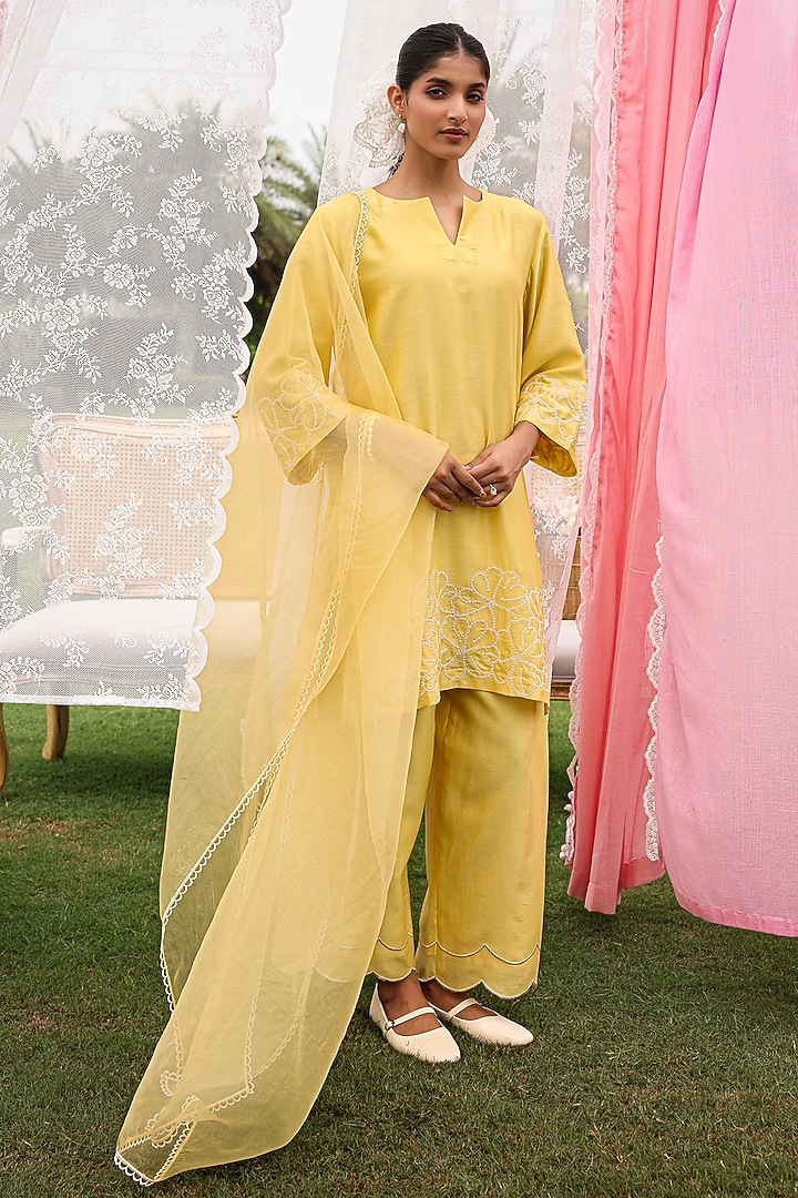 Yellow Silk Chanderi Dori Work Kurta Set by Charu Makkar at Pernia's Pop Up Shop