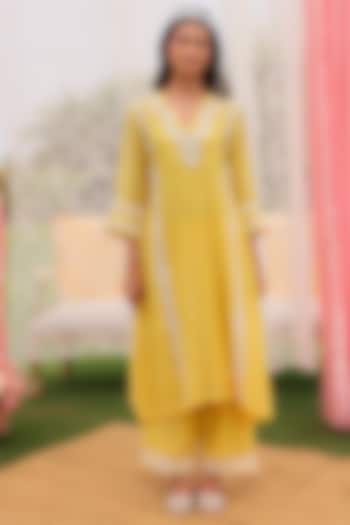 Yellow Mul Chanderi Dori Work Kurta Set by Charu Makkar at Pernia's Pop Up Shop