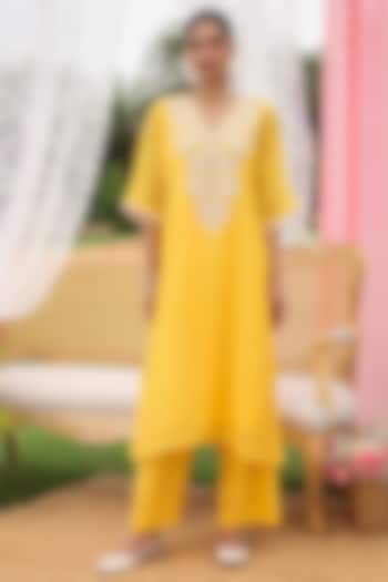 Yellow Mul Chanderi Dori Work Kurta Set by Charu Makkar at Pernia's Pop Up Shop