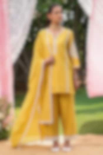 Mustard Mul Chanderi Dori Work Kurta Set by Charu Makkar at Pernia's Pop Up Shop