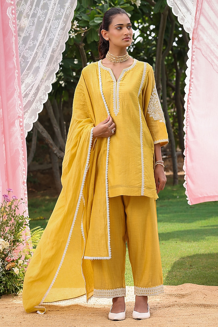 Mustard Mul Chanderi Dori Work Kurta Set by Charu Makkar at Pernia's Pop Up Shop