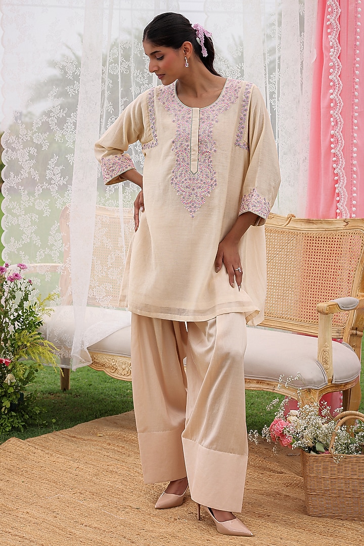 Cream Mul Chanderi Resham Work Kurta Set by Charu Makkar at Pernia's Pop Up Shop
