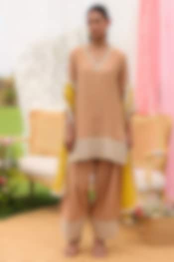 Beige Mul Chanderi Resham Work Kurta Set by Charu Makkar at Pernia's Pop Up Shop