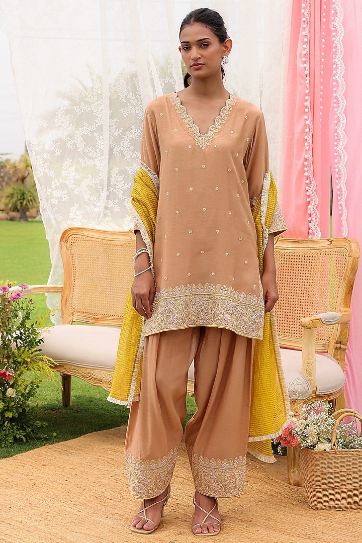Beige Mul Chanderi Resham Work Kurta Set by Charu Makkar at Pernia's Pop Up Shop
