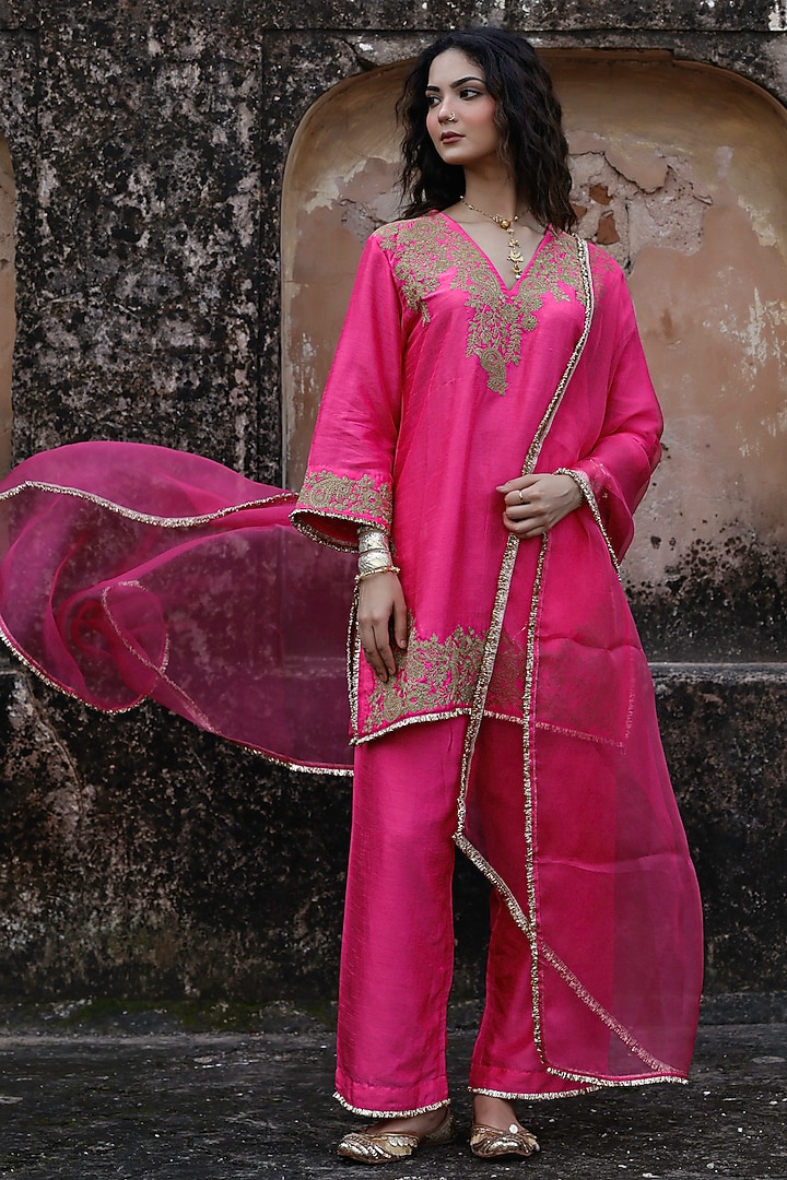 Rani Pink Raw Silk Dori Hand Embroidered Short Kurta Set by Charu Makkar at Pernia's Pop Up Shop