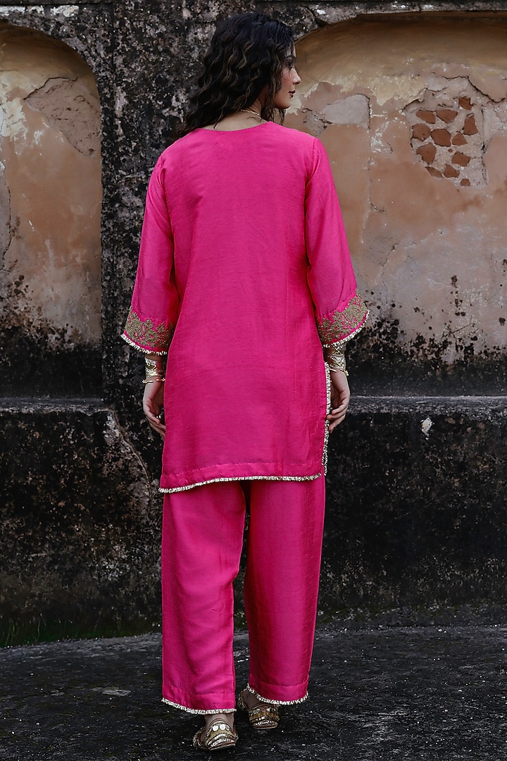 Rani Pink Raw Silk Dori Hand Embroidered Short Kurta Set by Charu Makkar at Pernia's Pop Up Shop
