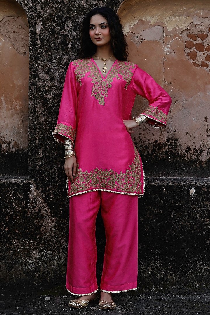 Rani Pink Raw Silk Dori Hand Embroidered Short Kurta Set by Charu Makkar at Pernia's Pop Up Shop