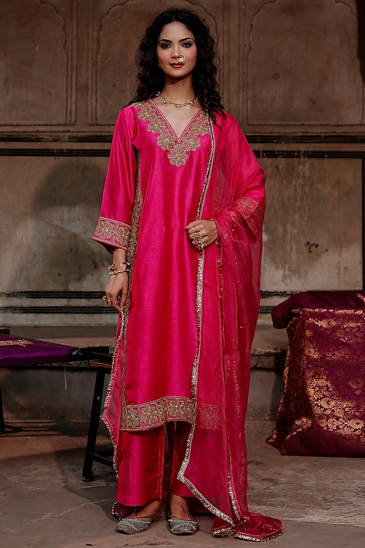 Rani Pink Raw Silk Dori Hand Embroidered Kurta Set by Charu Makkar at Pernia's Pop Up Shop