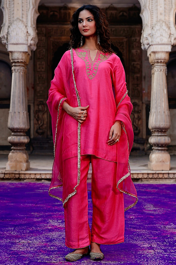 Rani Pink Raw Silk Dori Hand Embroidered Kurta Set by Charu Makkar at Pernia's Pop Up Shop