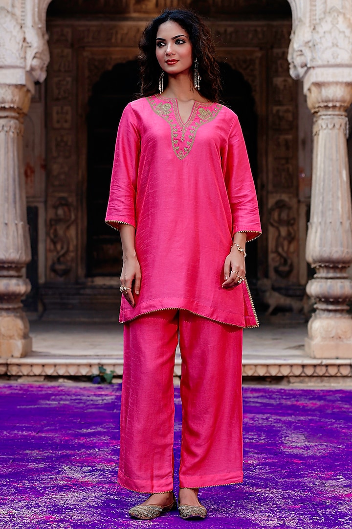 Rani Pink Raw Silk Dori Hand Embroidered Kurta Set by Charu Makkar at Pernia's Pop Up Shop