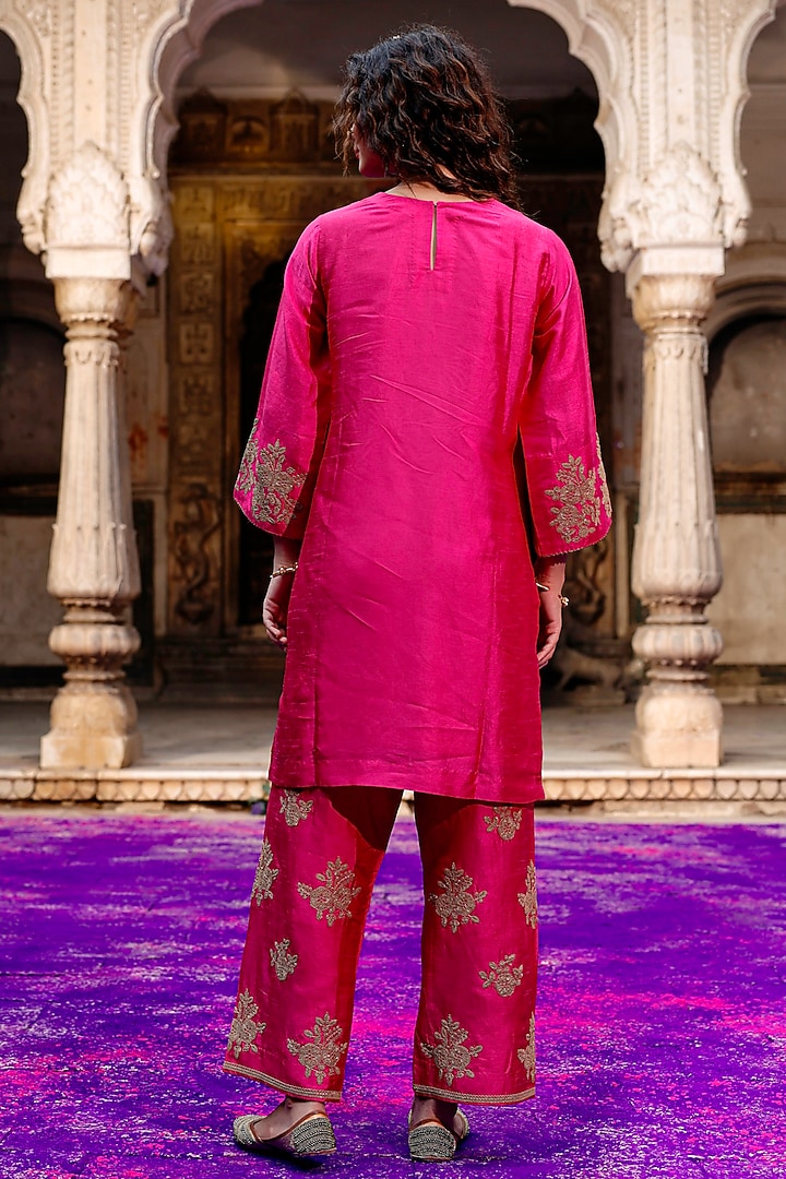 Rani Pink Raw Silk Dori Hand Embroidered Kurta Set by Charu Makkar at Pernia's Pop Up Shop