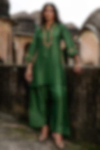 Dark Green Raw Silk Dori Hand Embroidered Short Kurta Set by Charu Makkar at Pernia's Pop Up Shop