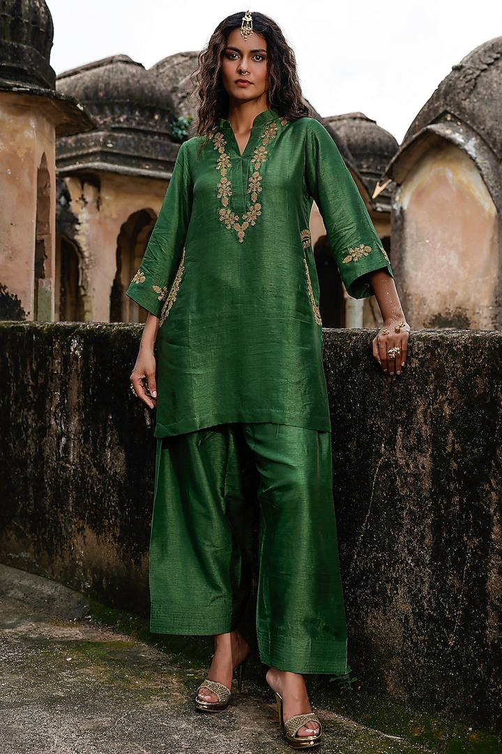 Dark Green Raw Silk Dori Hand Embroidered Short Kurta Set by Charu Makkar at Pernia's Pop Up Shop