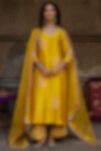 Mustard Raw Silk Dori Work Kurta Set by Charu Makkar at Pernia's Pop Up Shop