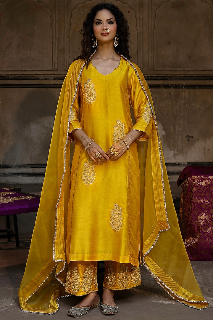 Mustard Raw Silk Dori Work Kurta Set by Charu Makkar at Pernia's Pop Up Shop