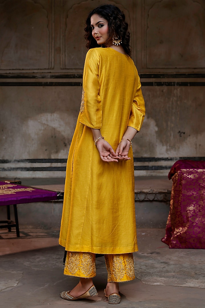 Mustard Raw Silk Dori Work Kurta Set by Charu Makkar at Pernia's Pop Up Shop
