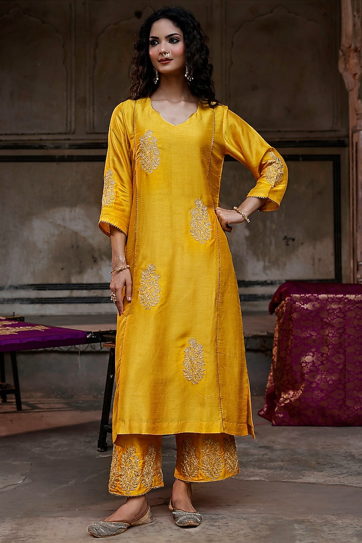 Mustard Raw Silk Dori Work Kurta Set by Charu Makkar at Pernia's Pop Up Shop