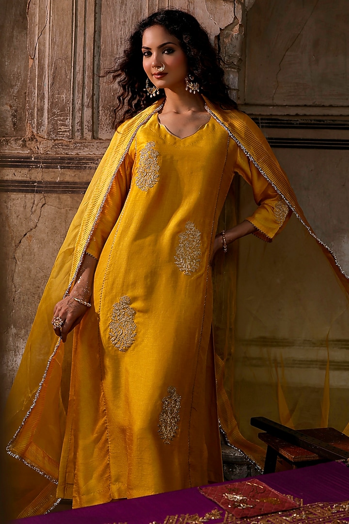 Mustard Raw Silk Dori Work Kurta Set by Charu Makkar at Pernia's Pop Up Shop