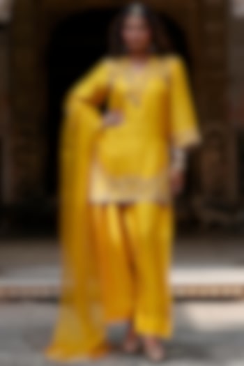 Mustard Raw Silk Dori Work Kurta Set by Charu Makkar at Pernia's Pop Up Shop