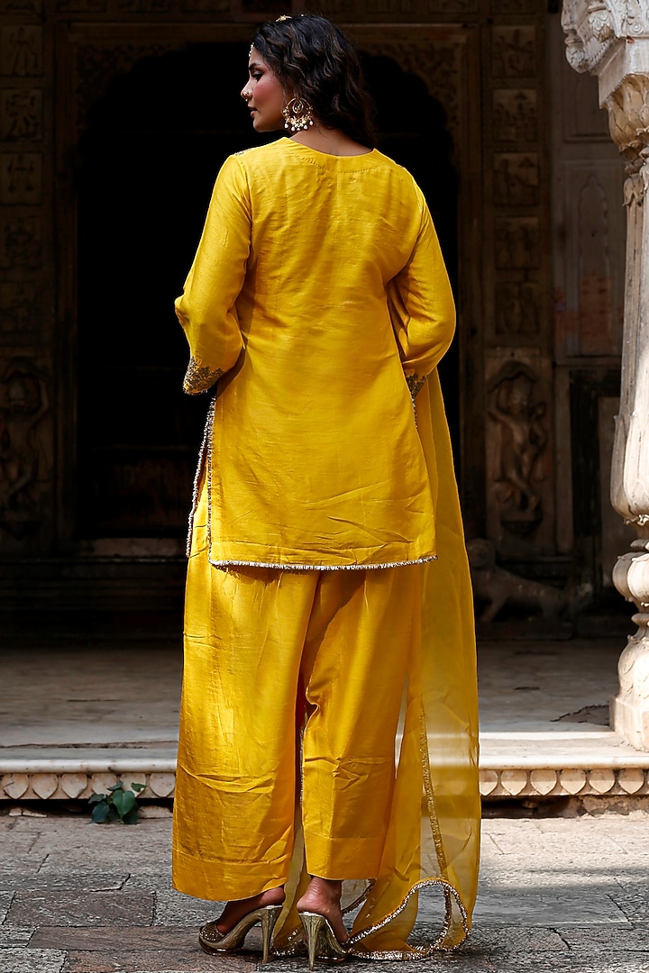 Mustard Raw Silk Dori Work Kurta Set by Charu Makkar at Pernia's Pop Up Shop