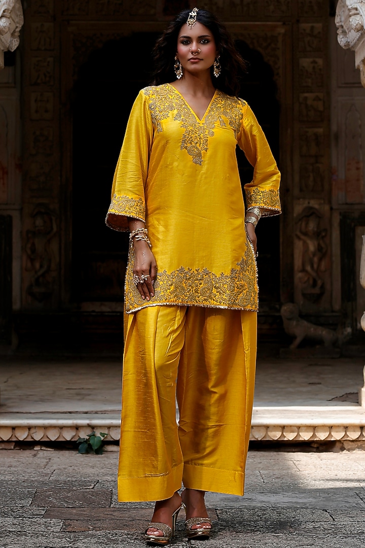 Mustard Raw Silk Dori Work Kurta Set by Charu Makkar at Pernia's Pop Up Shop