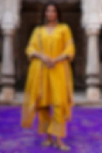 Mustard Raw Silk Dori Work Kurta Set by Charu Makkar at Pernia's Pop Up Shop