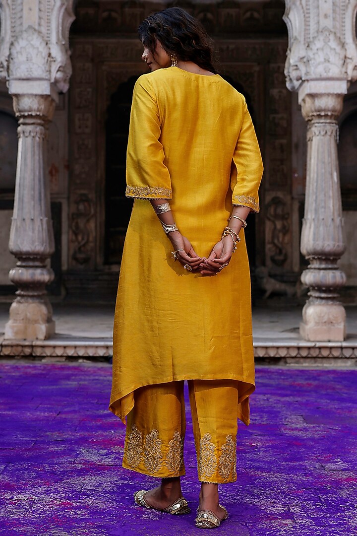 Mustard Raw Silk Dori Work Kurta Set by Charu Makkar at Pernia's Pop Up Shop