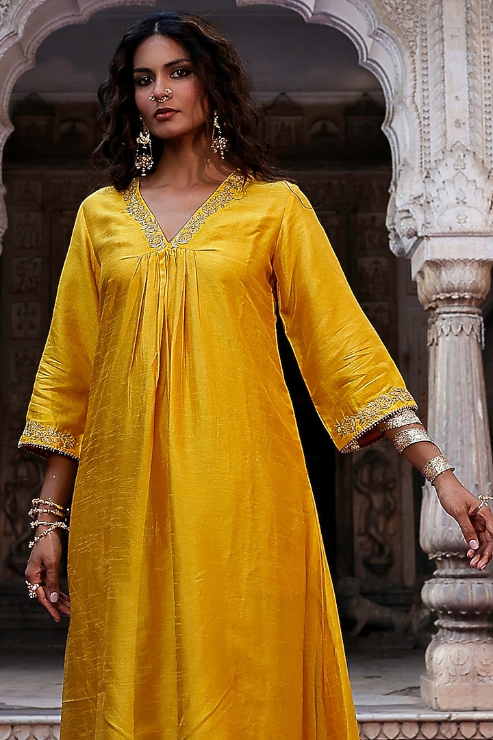 Mustard Raw Silk Dori Work Kurta Set by Charu Makkar at Pernia's Pop Up Shop