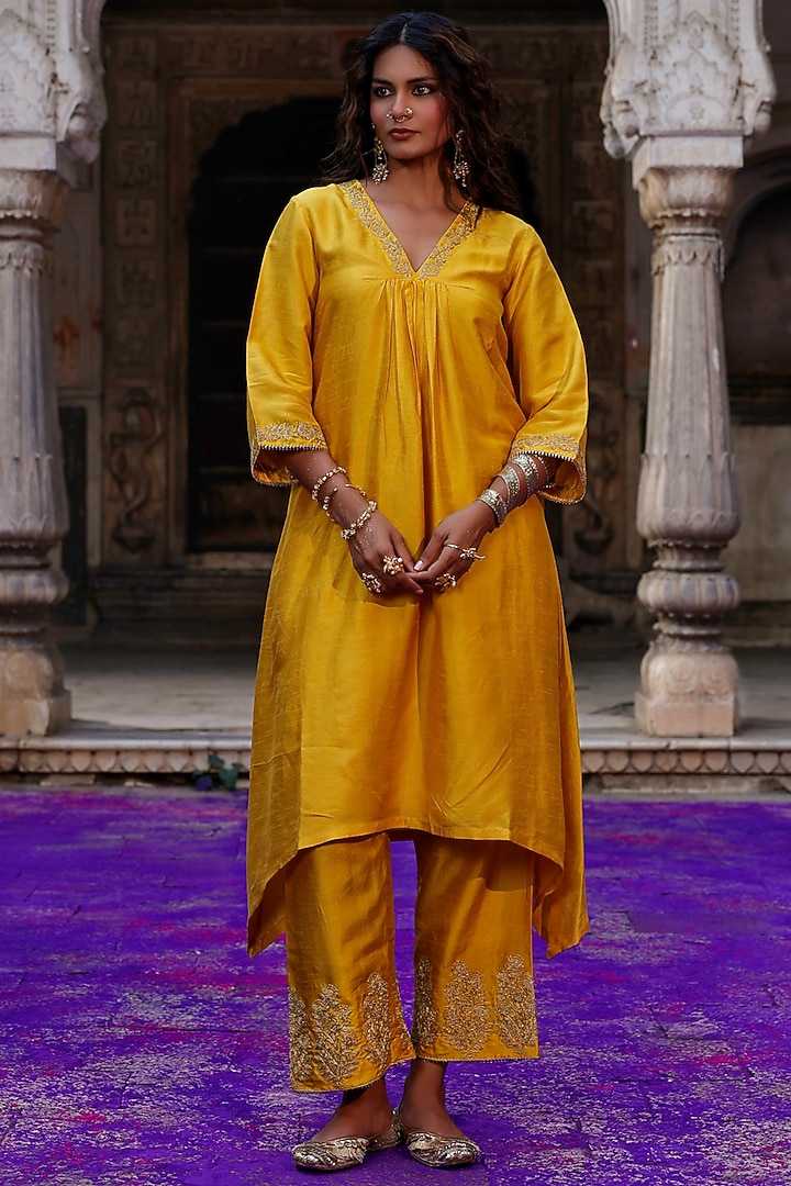 Mustard Raw Silk Dori Work Kurta Set by Charu Makkar at Pernia's Pop Up Shop