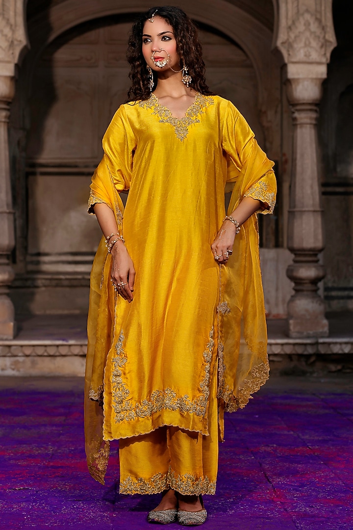 Mustard Raw Silk Dori Work Kurta Set by Charu Makkar at Pernia's Pop Up Shop