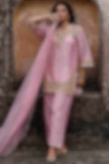 Rose Pink Raw Silk Dori Work Kurta Set by Charu Makkar at Pernia's Pop Up Shop