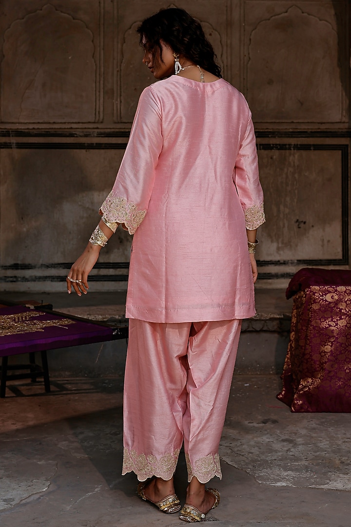 Rose Pink Raw Silk Handwork Kurta Set by Charu Makkar at Pernia's Pop Up Shop