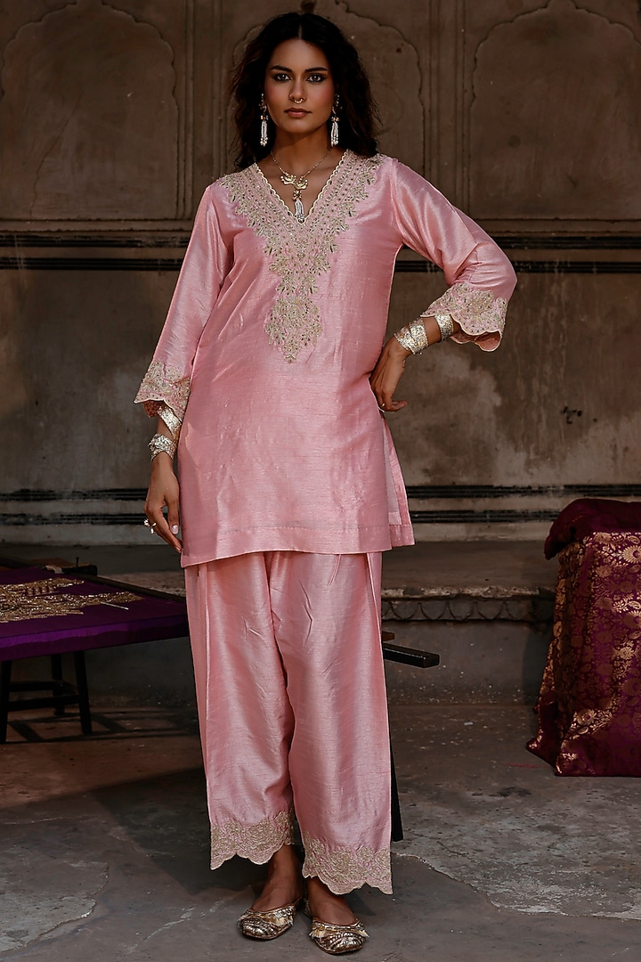 Rose Pink Raw Silk Handwork Kurta Set by Charu Makkar at Pernia's Pop Up Shop
